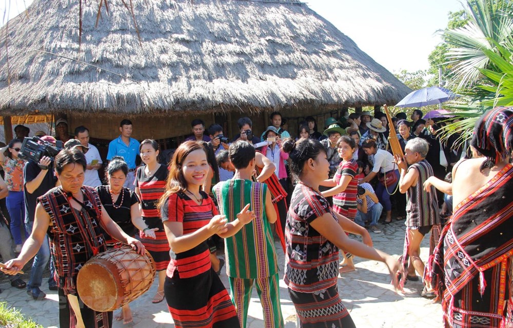 Vietnam National Village for Ethnic Culture and Tourism – “red address” of 54 ethnic groups hinh anh 1
