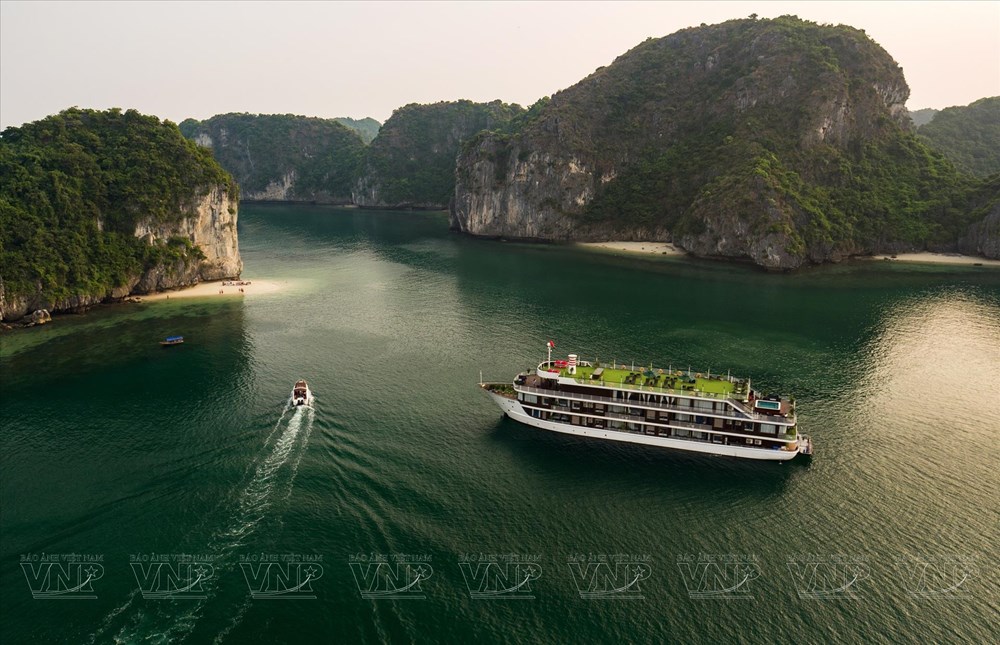 Exploring the beauty of Vietnam’s forgotten Lan Ha Bay hinh anh 1