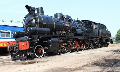 Tourists to have more experience by travelling on trains with steam engines hinh anh 1