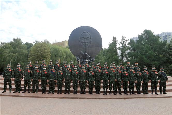Vietnamese team pays tribute to President Ho Chi Minh ahead of Army Games hinh anh 1