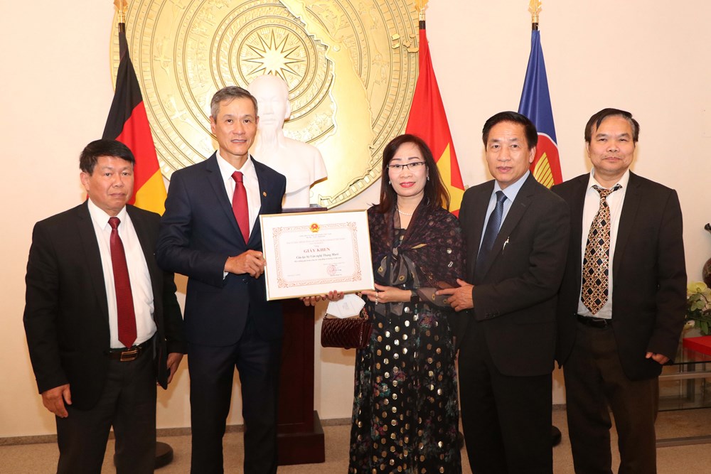 Outstanding overseas Vietnamese in Germany honoured hinh anh 1