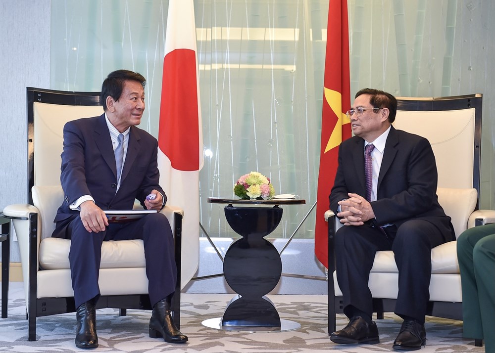 Vietnamese PM receives former PM of Japan hinh anh 2