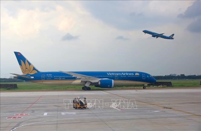 Vietnam Airlines increases, resumes flights linking with Japan, RoK hinh anh 1