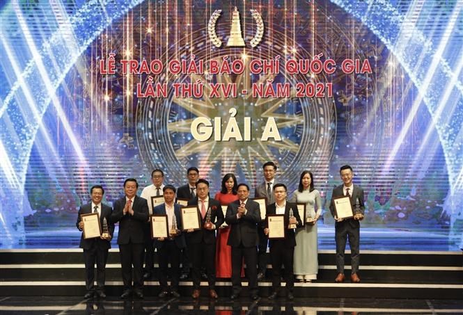 National Press Awards honour great contribution of journalists: PM hinh anh 2