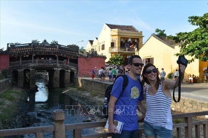 Tourism revenue surge sharply in seven months hinh anh 1