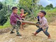 The simple joy of children in mountainous northwestern region
