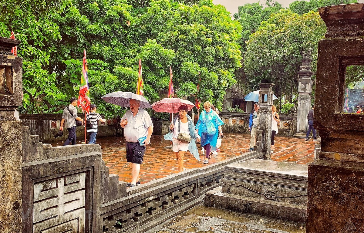 2020 is expected to be a year of positive changes for the tourism sector from quantity to quality, with heritage as one of the strategic points. International tourists visit a relic site in Vietnam. (Photo: VietnamPlus)
