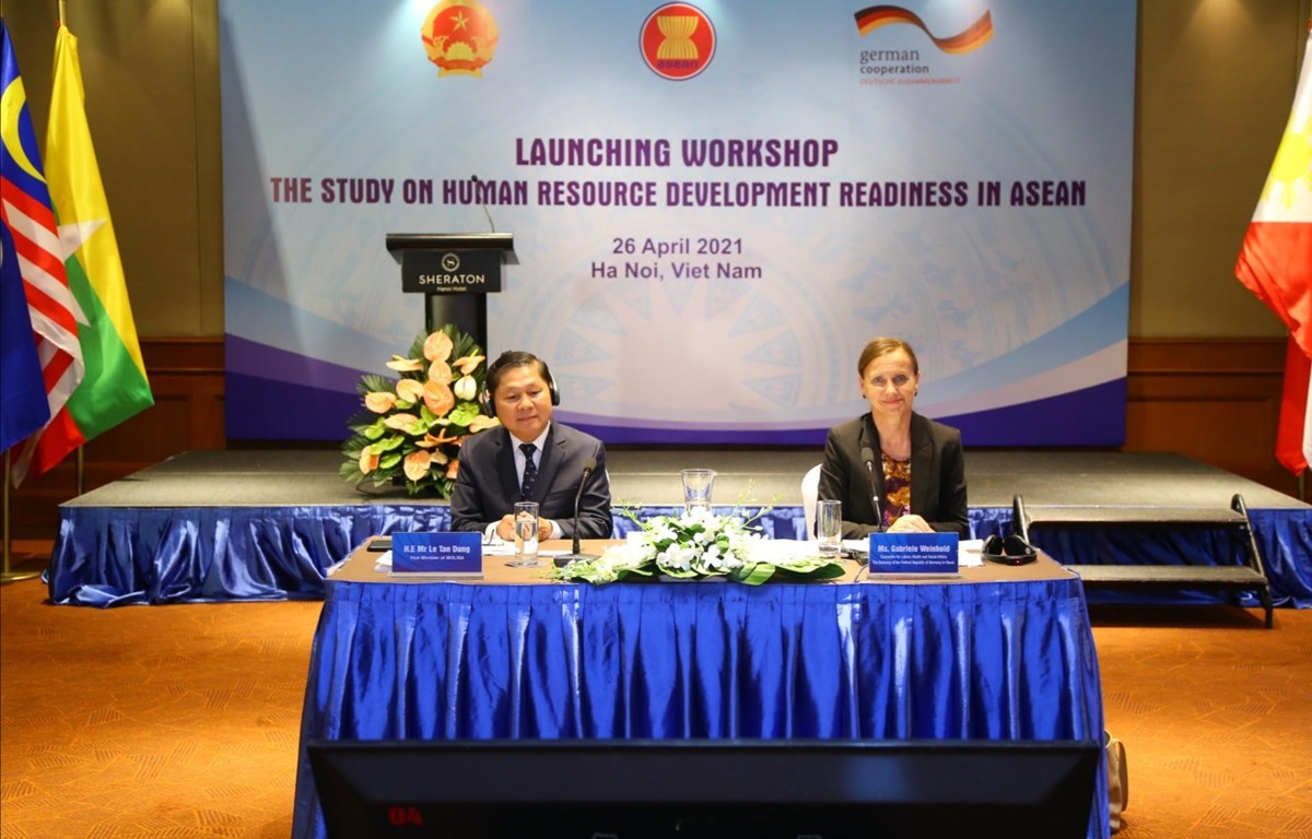 A workshop is virtually held on April 26 to launch the Regional Study Report on Human Resources Development Readiness in ASEAN. (Photo: VietnamPlus)