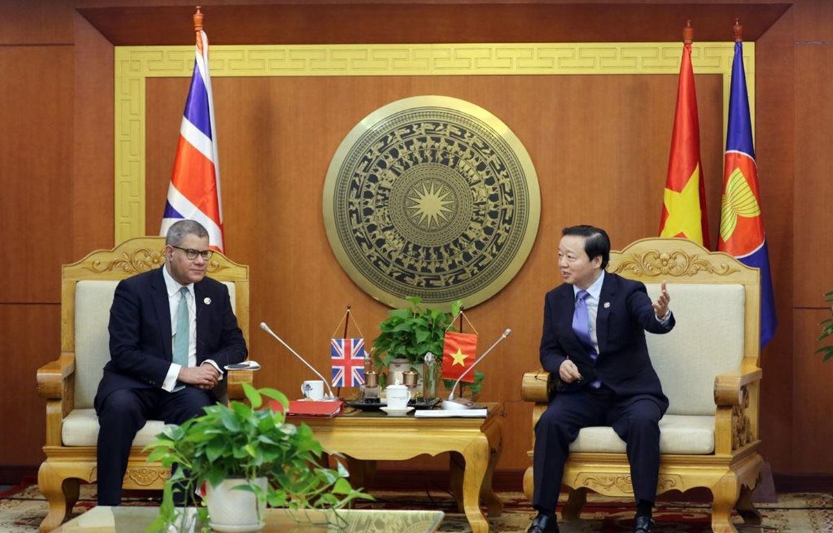 Vietnamese Minister of Natural Resources and Environment Tran Hong Ha (right) meets with British Cabinet Minister and President for the 26th UN Climate Change Conference of the Parties (COP26) Alok Kumar Sharma on February 14. (Photo: VietnamPlus)