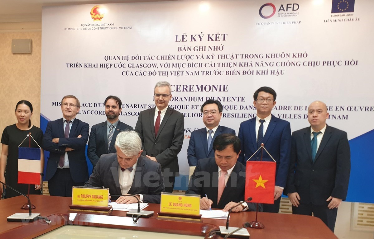 At the signing ceremony between the Ministry of Construction and the French Development Agency (Photo: VietnamPlus)