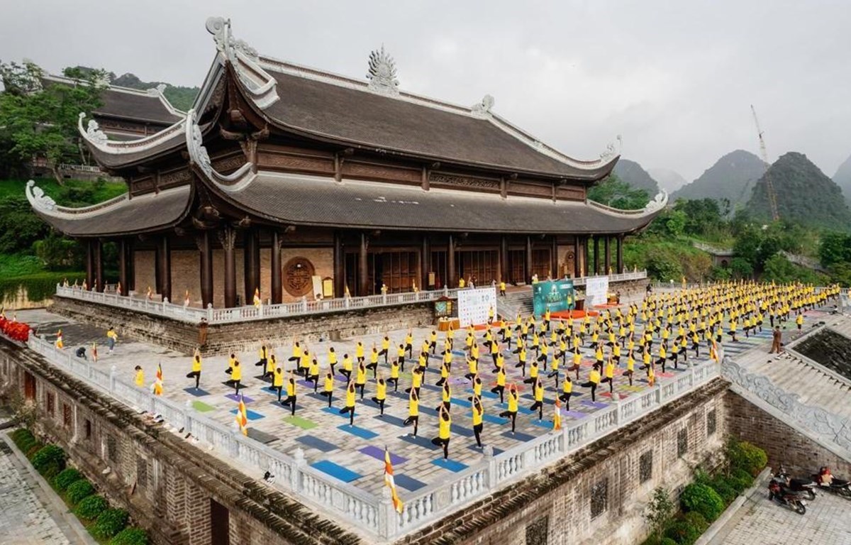 The 8th International Yoga Day 2022 is celebrated at Tam Chuc Pagoda, Ha Nam province. (Photo courtesy of the Indian Embassy in Vietnam)