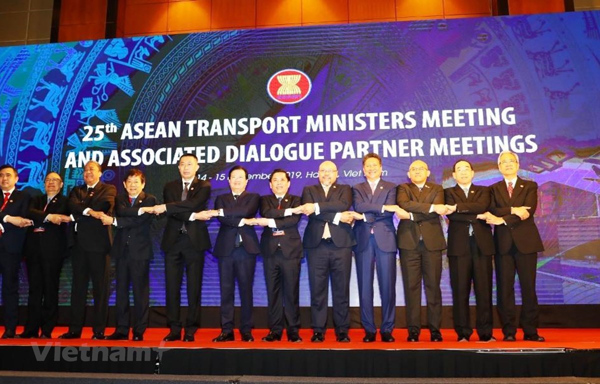Deputy Prime Minister Trinh Dinh Dung (sixth, left) and ASEAN transport ministers pose for a photo at the meeting in Hanoi on November 14 (Photo: VietnamPlus)