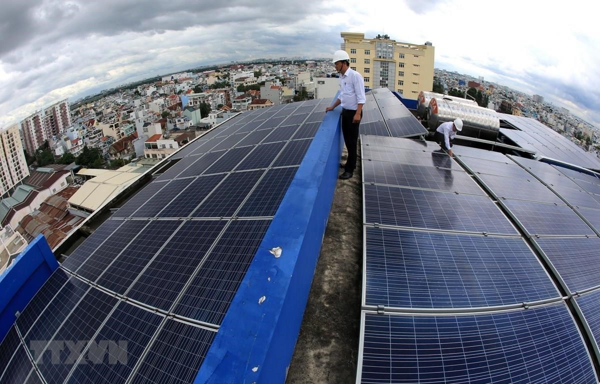 Solar panels on the roof of the headquarters of the Go Vap Power Company in Ho Chi Minh City (Photo: VNA)