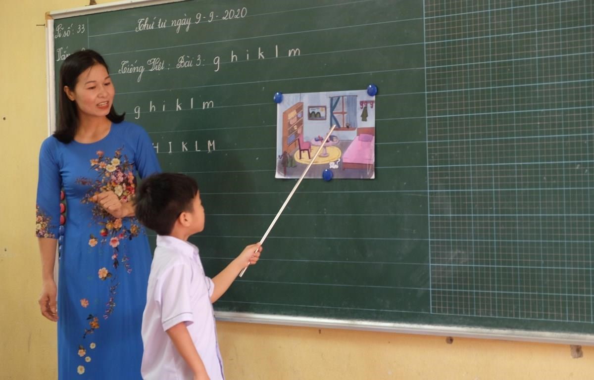 The 2020-2021 school year marked the first year that the MoET rolled out new curriculum, starting with the first grade (Photo: VietnamPlus)