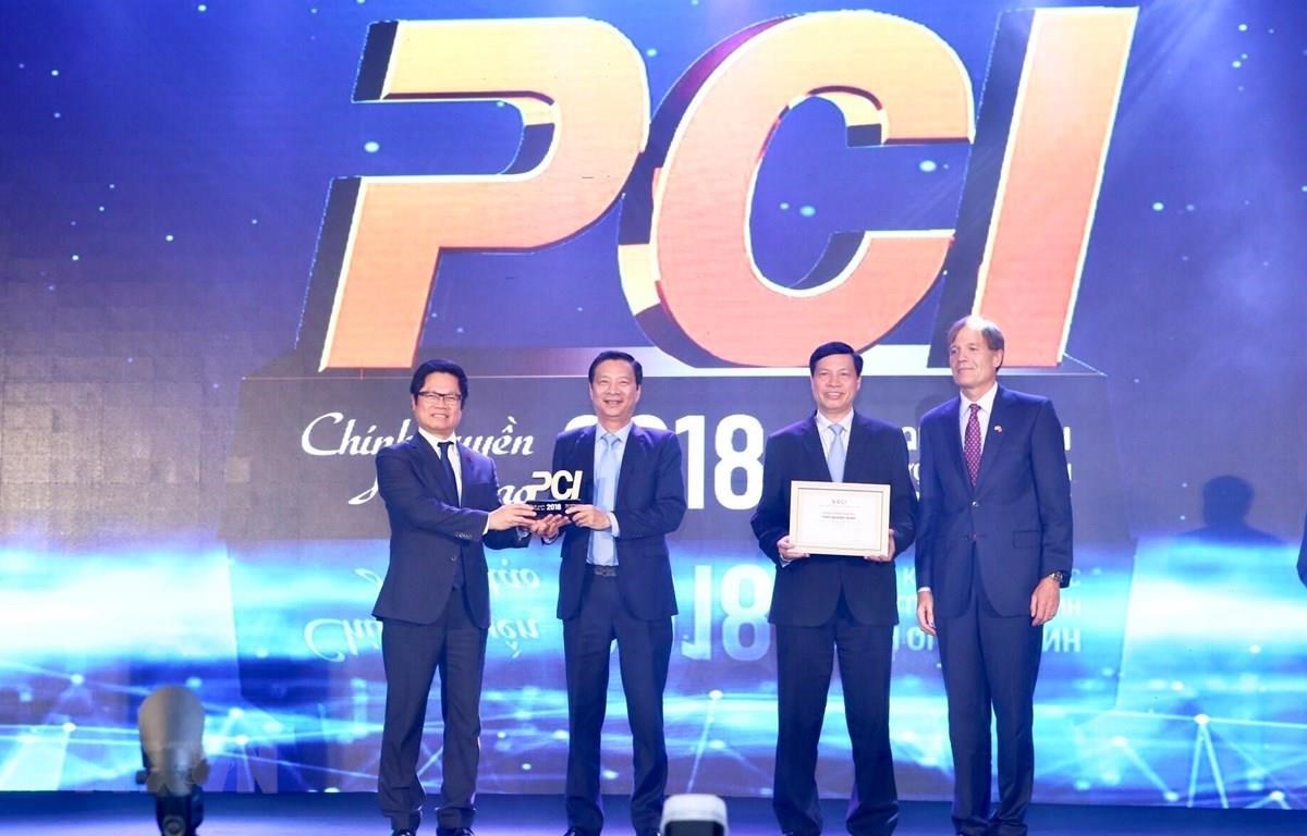 The organising board presents the insignia to Quang Ninh province, which led the PCI 2018 rankings (Photo: VNA)