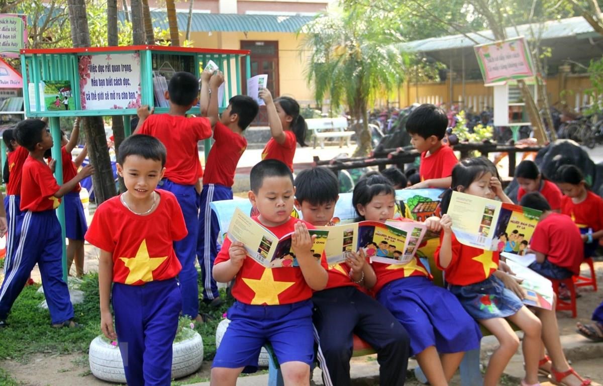 To effectively develop the reading movement in the community, at first, it is necessary to promote the reading habit among students (Photo: VNA)