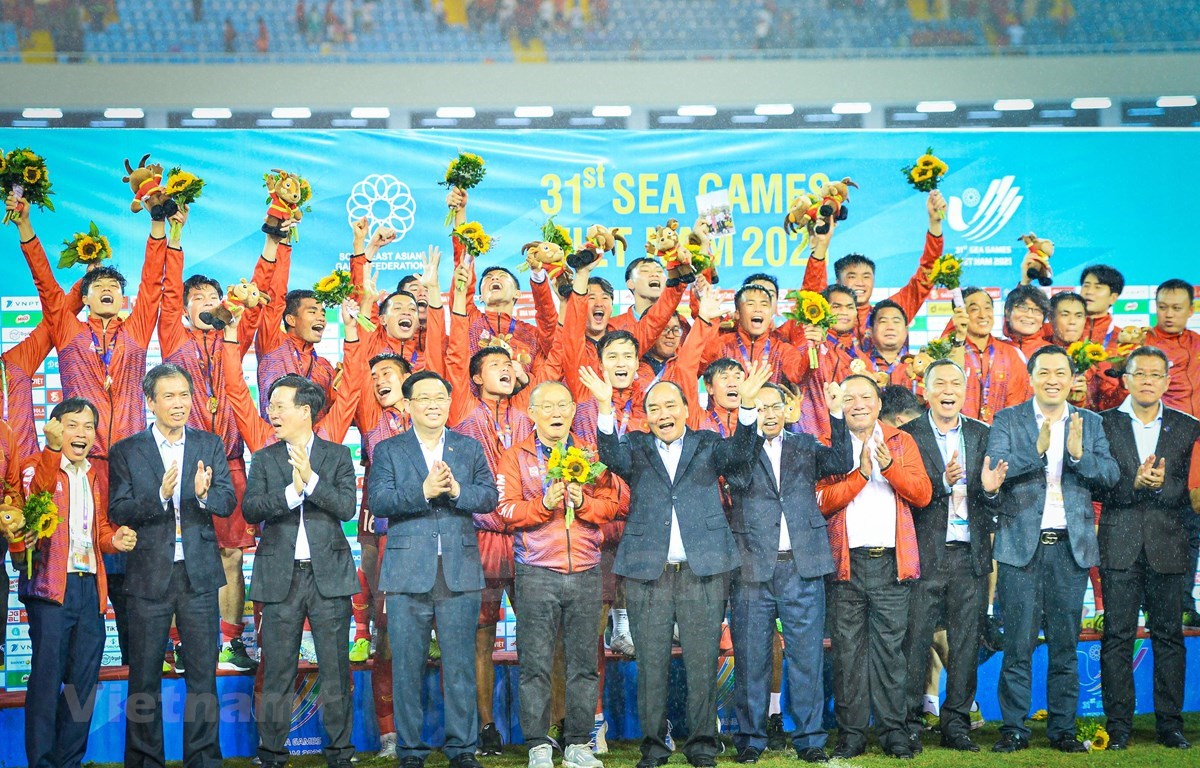 Coach Park Hang-seo helps Vietnam win the gold medal in the men's footbal at SEA Games 31. (Photo: VietnamPlus)