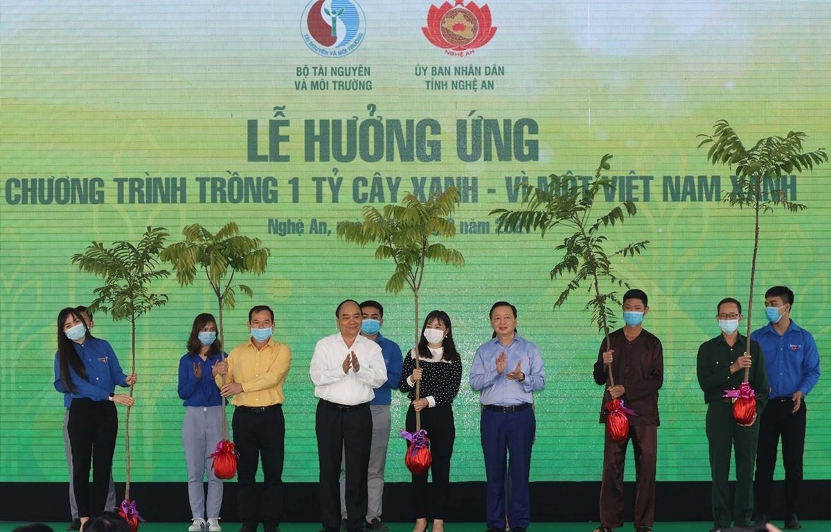 Prime Minister Nguyen Xuan Phuc chairs a ceremony to launch the Government’s programme of planting one billion trees in the central province of Nghe An. (Photo: VNA).