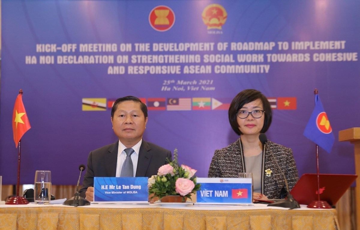 Deputy Minsiter of Labour, Invalids and Social Affairs Le Tan Dung chairs the meeting in Hanoi. (Photo: VNA)