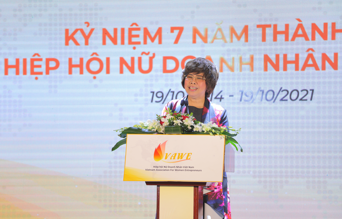 Chairwoman of the Vietnam Association of Women Entrepreneurs (VAWE) Thai Huong, who is also Chairwoman of the TH Group (centre), and VAWE members at the ceremony to mark the 7th anniversary of VAWE. (Photo: VietnamPlus)