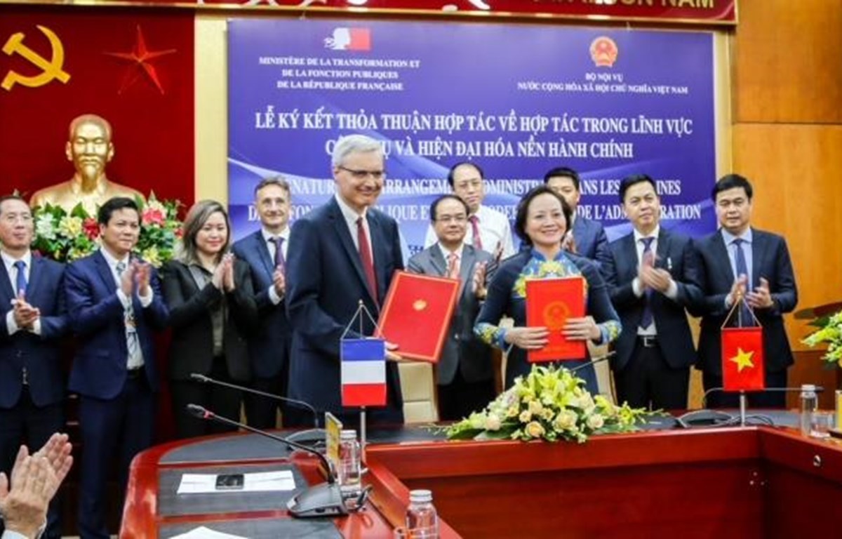 Vietnamese Minister of Home Affairs Pham Thi Thanh Tra (right) and French Ambassador to Vietnam Nicolas Warnery at the signing ceremony (Photo: French Embassy in Vietnam)