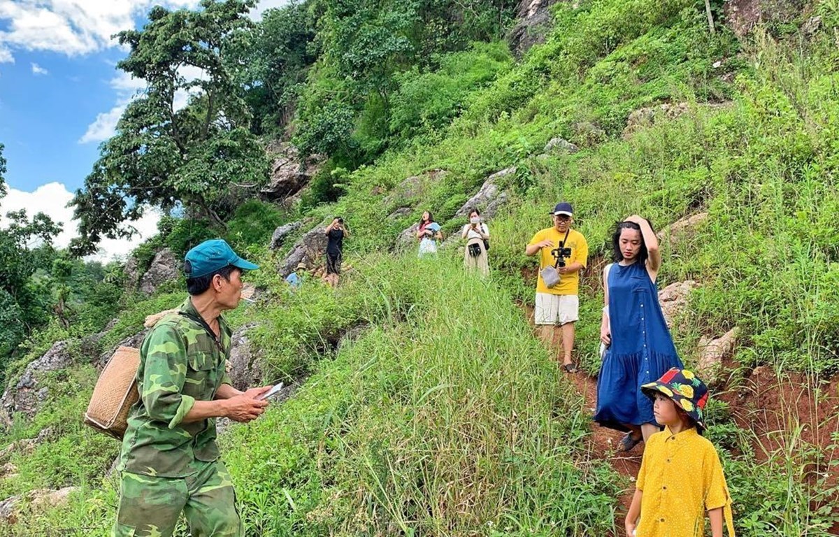 Local people become tour guides in the context of human resources crisis. (Photo: VietnamPlus)