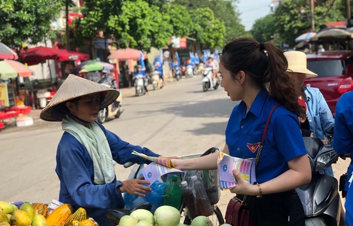 A worker is informed of the social insurance policy. (Photo: VietnamPlus)