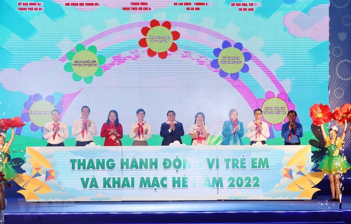 Prime Minister Pham Minh Chinh and delegates launch the Action Month for Children and the Summer of 2022 (Photo: VNA)