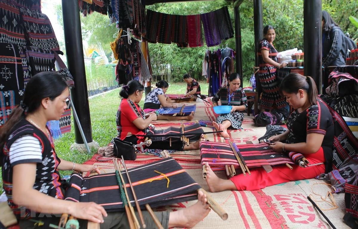 Joint venture supports traditional weaving in Thua Thien-Hue