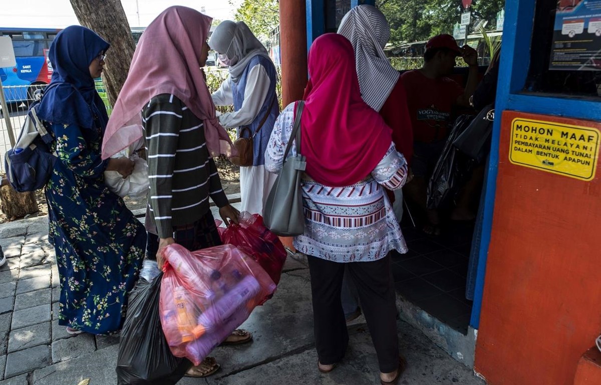 Indonesia applies plastic-waste-for-bus-ride solution