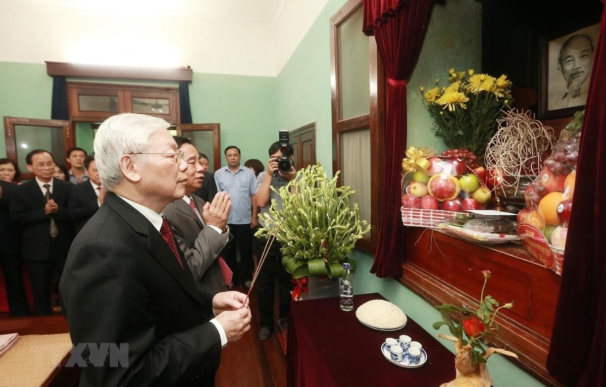 Party leader-President Nguyen Phu Trong offers incense to President Ho Chi Minh