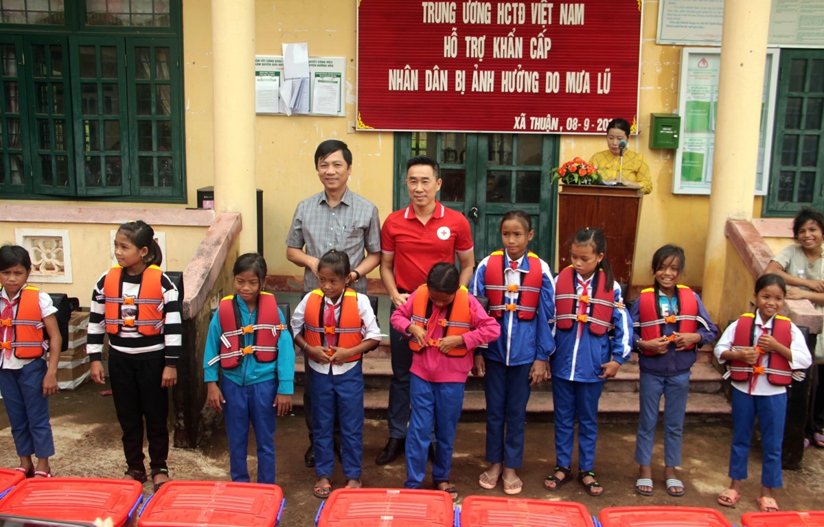 Vietnam Red Cross Society aids flood victims in Quang Tri