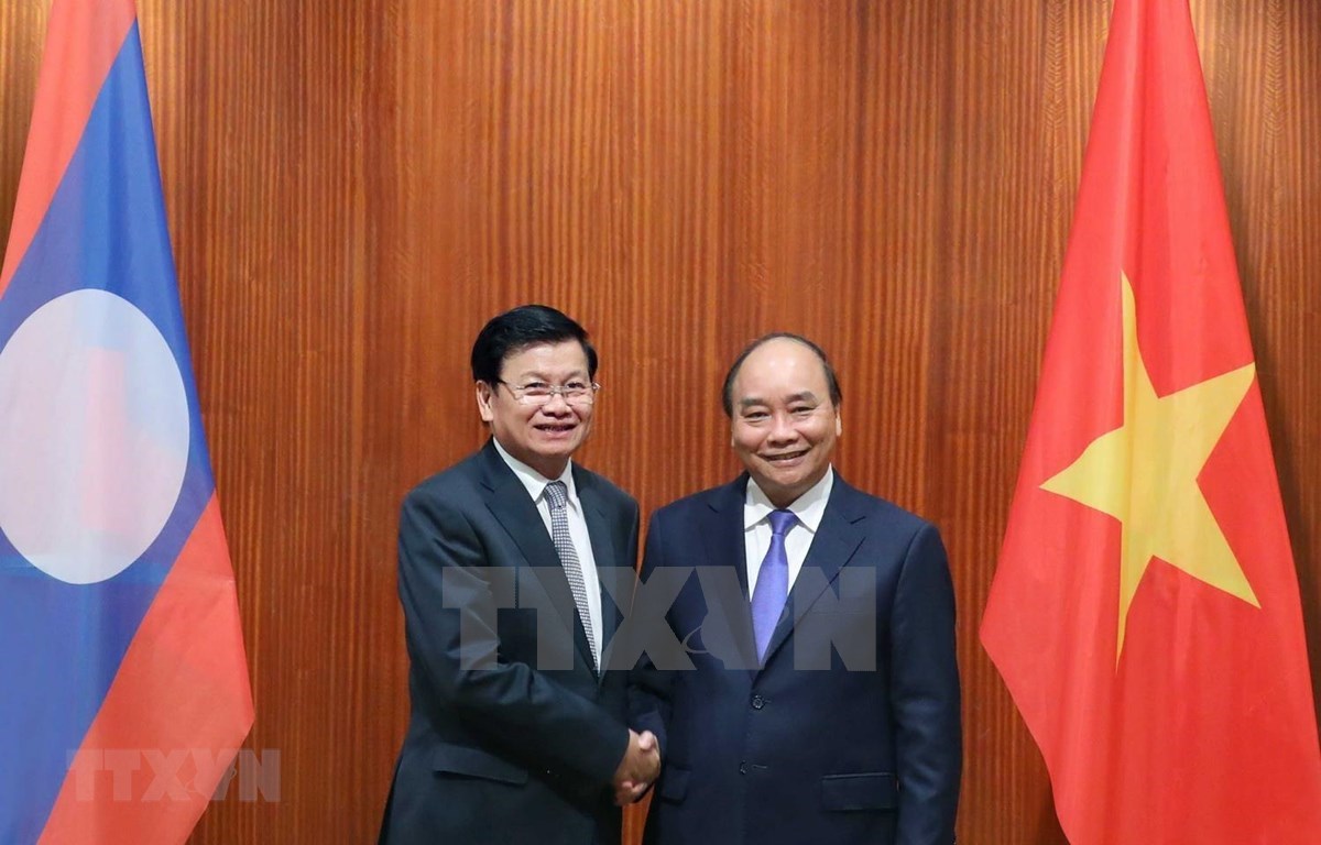 Prime Minister Nguyen Xuan Phuc meets with his Lao counterpart Thongloun Sisoulith during the Lao PM's visit to Vietnam on July 5. (Photo: VNA)