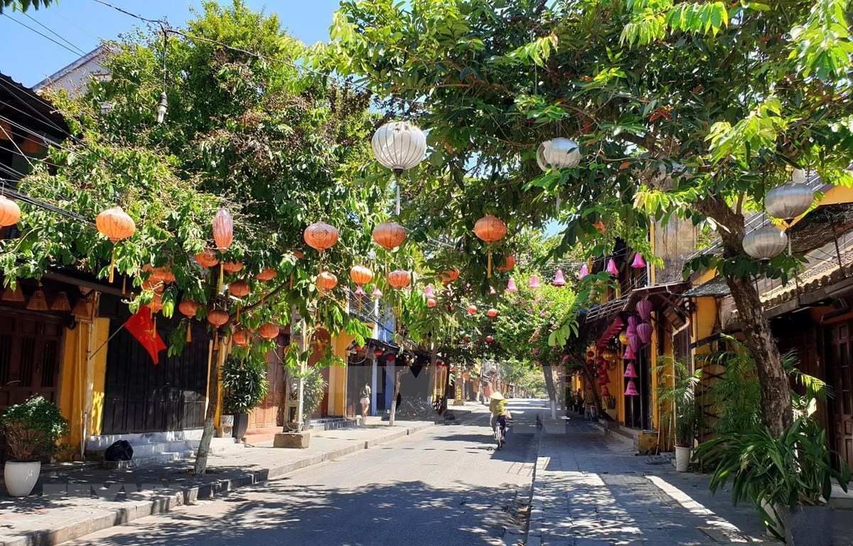 A main street in Hoi An ancient town in the central province of Quang Nam becomes empty after fresh COVID-19 outbreaks were found in the province. (Photo: VNA)