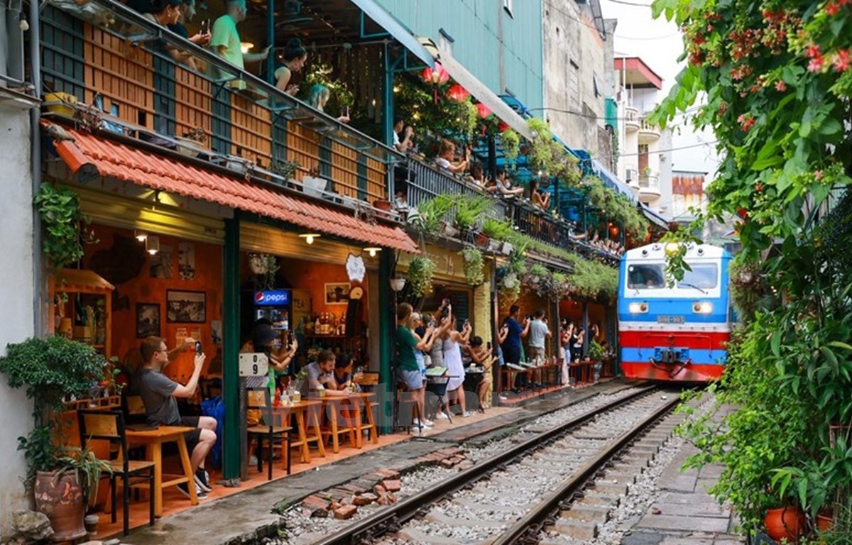 The popular "railway café street" in Hanoi. (Photo: VNA)