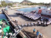 Naval soldiers head towards Truong Sa archipelago 
