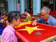 Three-generation national flag-embroidering family busy ahead of National Day