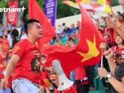 Thousands of Viet Tri people cheered for U23 Vietnam football team through a LED screen