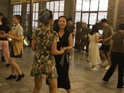 Special stress-relieving dance on jazz music in Hanoi