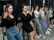 Posing class draw attention from young people in Vietnam 