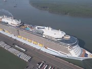 Luxury cruise vessel brings nearly 4,500 visitors to Vietnam