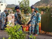 Tet gift sets presented to Truong Sa soldiers, people
