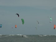 Int’l Kitesurfing Festival wows local spectators