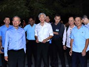 Singaporean PM enjoys evening walk around Hoan Kiem Lake