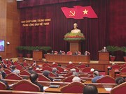 Politburo meets with former senior Party, State leaders
