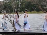Ao dai fashion show on lake impresses spectators