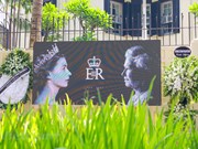 Vietnamese pay respect to Queen Elizabeth II in Hanoi 