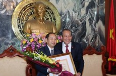Lao court official awarded with Vietnam’s insignia 