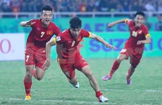 Vietnamese striker receives ASEAN award for best goal 2014