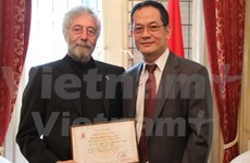 Argentinian supporter of Vietnamese AO victims honoured 